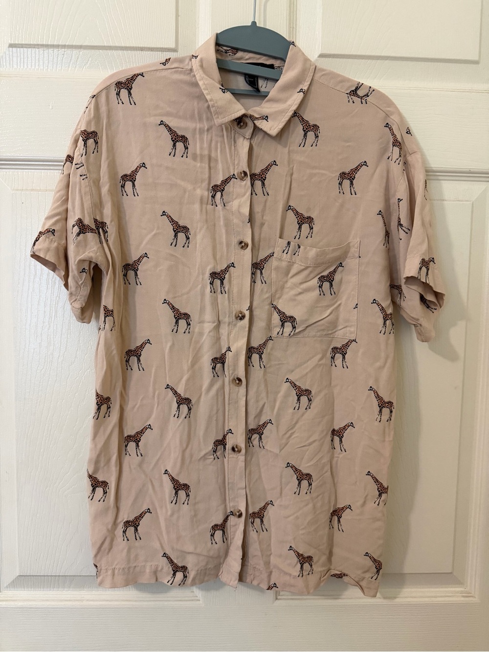 Forever 21 Giraffe Print Short Sleeve Button Down Small Beige Animal Novelty